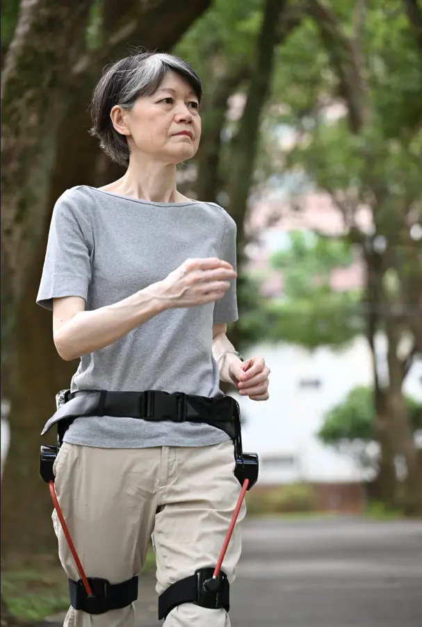 ▲許多族群隨著年紀增長之後,可能會出現髖關節退化或是核心肌群減少,可能會影響到走路步伐會愈來愈小,也進一步影響到活動量,因此HipBO協助使用者在跨步時給予輔助。(圖/工研院提供)