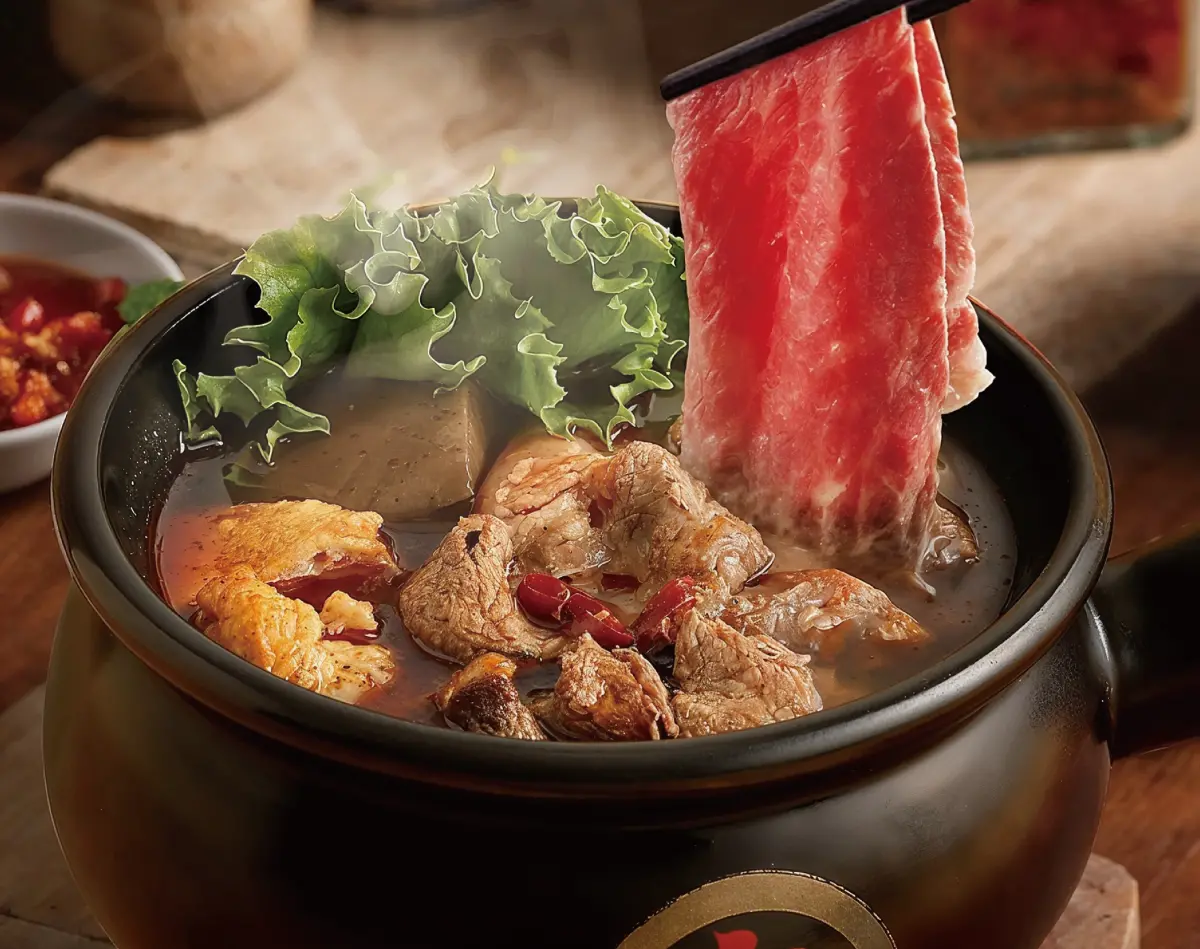 ▲平價麻辣鍋「老先覺」於1月推出全新升級版「老先覺全新店型：老先覺麻辣窯燒鍋」，推出招牌麻辣湯頭2.0版本及全新雞湯底，嚴選雞、豬、牛現切原肉，並主打每人僅需243元起就能享有吃到飽。（圖／老先覺提供）