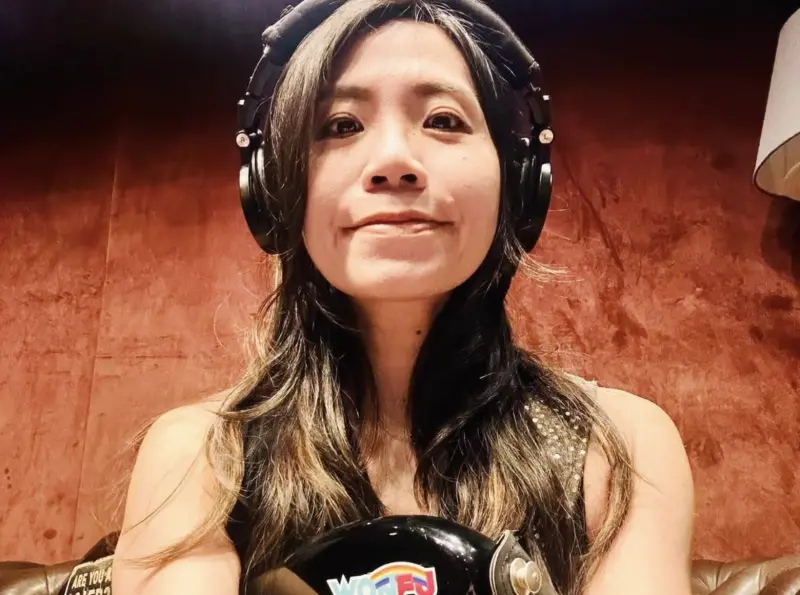 ▲旺福樂團的貝斯手「推機」謝謹如，是才剛去世的華航董事長謝世謙的女兒，她在社群上的悼念文得到不少華航員工的回應，表達對謝世謙的懷念，讓她感動到再度發文，稱自己「邊看邊流眼淚」。（圖／摘自IG）