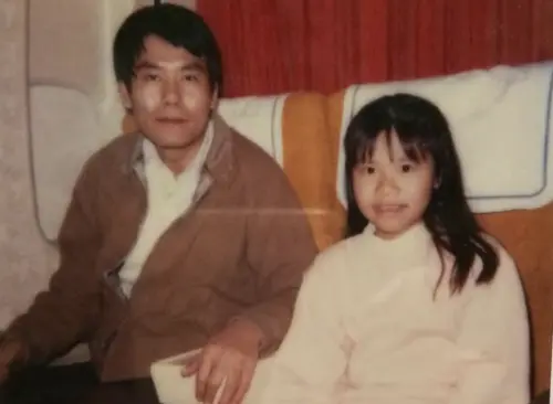 ▲謝謹如（右）發布小時候和父親謝世謙的合照，懷念童年被帶去華航大樓寫功課、陪他加班的情景。（圖／摘自IG）