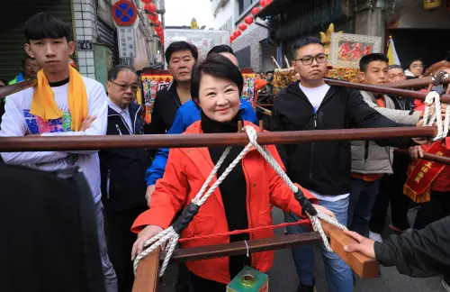 「黃仁動沒吃到的逢甲夜市美食」口袋名單曝光 盧秀燕:歡迎再來 ▲盧秀燕今日一早參與保安宮75周年祈安遶境大典。(圖/台中市政府提供,2025.01.18)