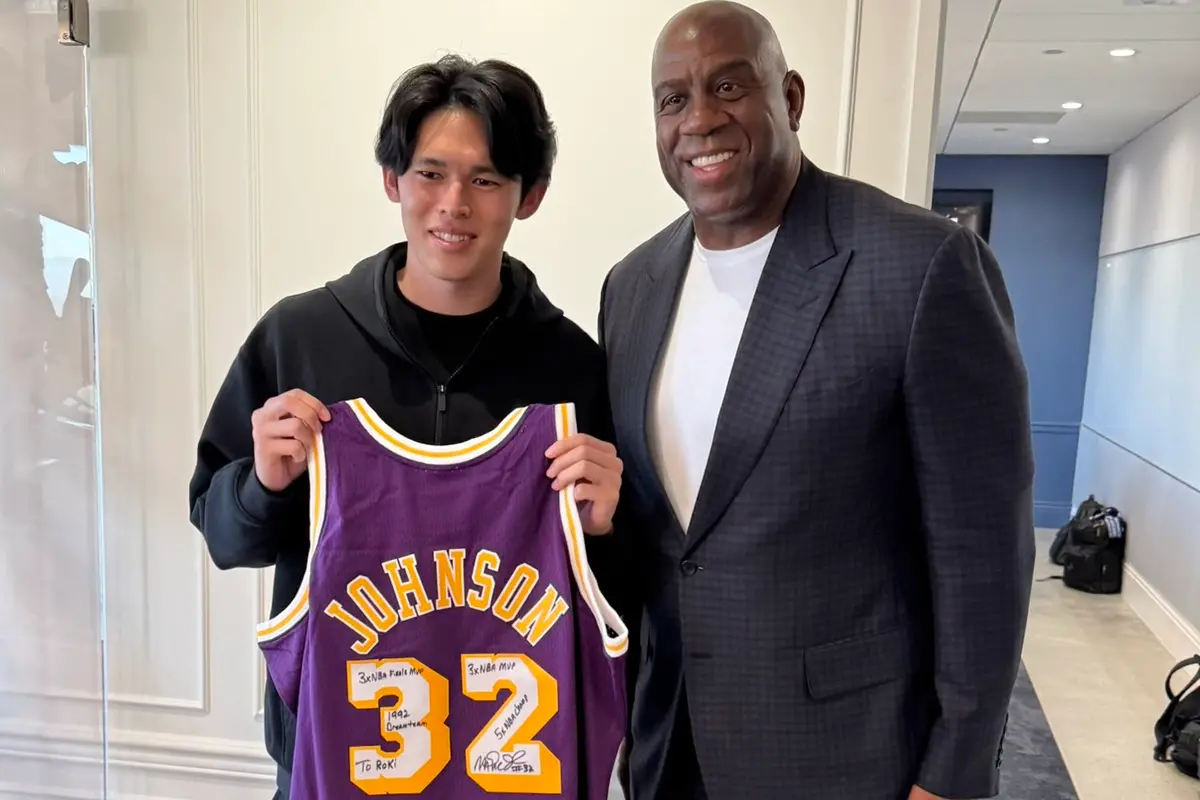 ▲佐佐木朗希確定加盟洛杉磯道奇隊，洛杉磯湖人隊傳奇球星魔術強森送給這位年輕的日本投手自己的簽名球衣，歡迎他來到這座城市。（圖／取自魔術強森X）