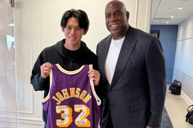 ▲佐佐木朗希確定加盟洛杉磯道奇隊，洛杉磯湖人隊傳奇球星魔術強森送給這位年輕的日本投手自己的簽名球衣，歡迎他來到這座城市。（圖／取自魔術強森X）