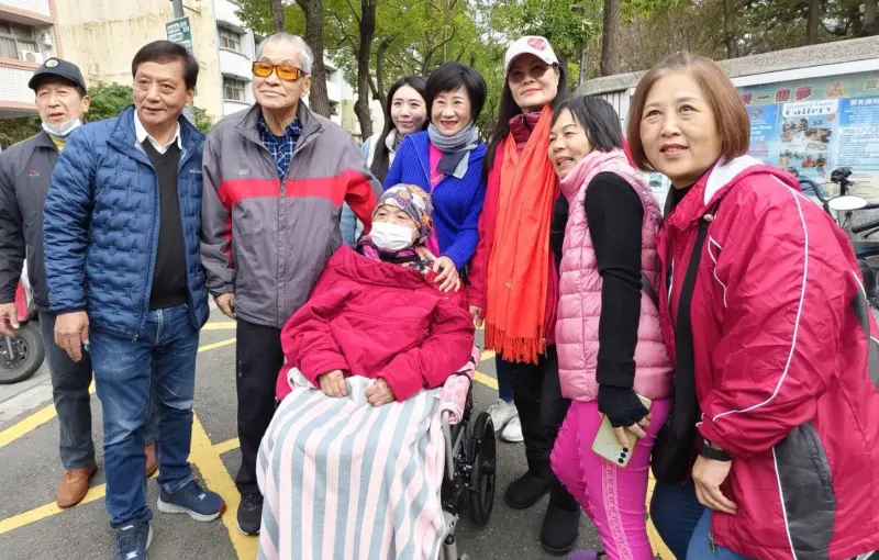 ▲國民黨候選人簡賜勝一早全家總動員，一家三代包緊緊去投票。（圖／簡賜勝競總提供，2025.01.18）