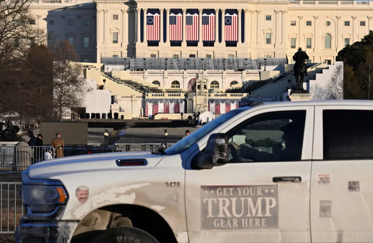 ▲美國候任總統川普即將於國會大廈宣誓就職，現場準備工作已在緊鑼密鼓進行；然而，他突然宣布要將典禮改到室內的決定，恐影響現場觀禮的賓客人數。（圖／美聯社／達志影像）