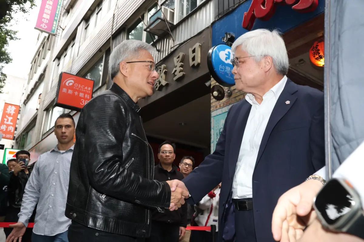 ▲黃仁勳餐敘中途送台積電董事長魏哲家離開。他表示，自己跟魏哲家長期合作，一開始時全球就遇上個人電腦革命，這也為台灣帶來很多關注（圖／記者朱永強）