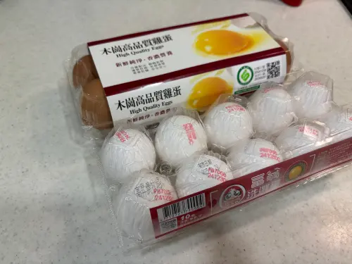 ▲兩者都是透明塑膠盒包裝，但富翁洗選蛋材質較薄，買回家時已經不小心破了1顆。（圖／記者徐銘穗攝）