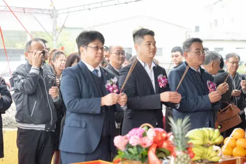 ▲開工儀式中，小蔡電器董事長蔡在隆率眾人上香祈福工程順利圓滿。（圖／業者提供）