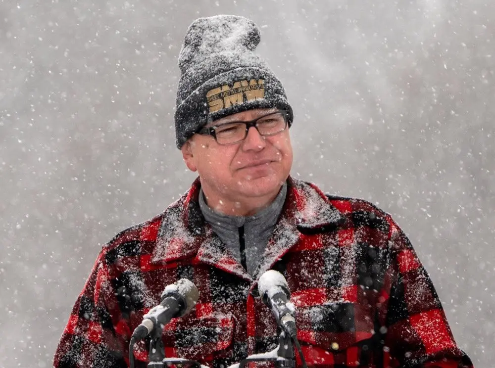 ▲川普稱由於天氣寒冷，就職典禮將改在室內舉行。民主黨2024大選的副總統候選人華茲（Tim Walz）則曬出自己在大雪戶外發表演說的照片嘲諷，直呼「沒有所謂天氣太糟這種事情」。（圖／翻攝自華茲的Ｘ）