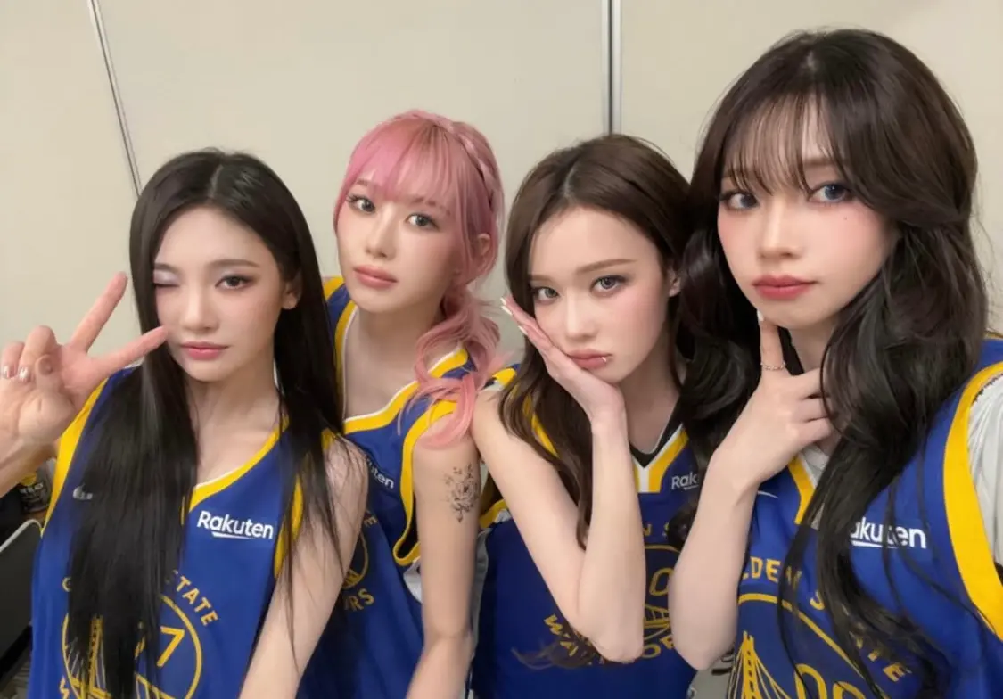 ▲aespa成員們身穿勇士球衣力挺柯瑞，粉絲全嗨翻。左起為Ningning、Giselle、Winter、Karina。（圖／aespa官方IG）