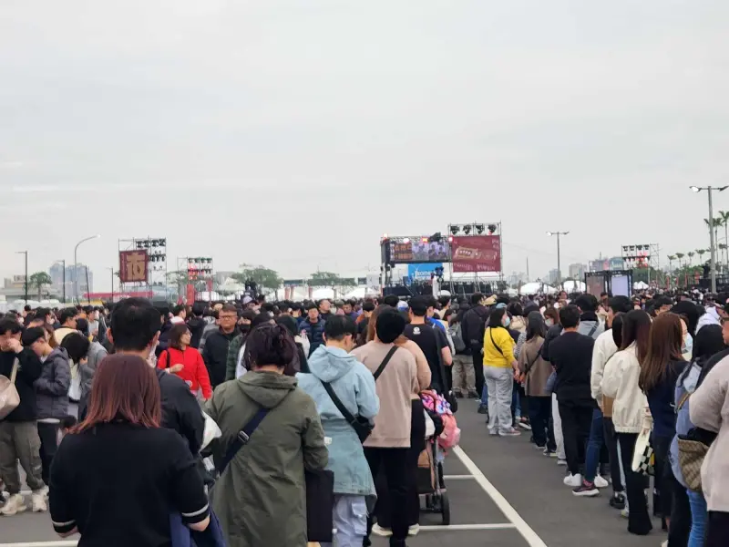 ▲《夜市王》總決賽今日在高雄夢時代對面廣場登場，現場下午2時營業前就湧入大量人潮，每一間攤商排隊人龍都延綿數圈。（圖／臉書粉專美食惠所授權）