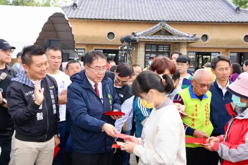 ▲市長黃偉哲於臺南新化年貨大街發送紅包發財金與大家同歡。(圖/南市府提供) ▲市長黃偉哲於臺南新化年貨大街發送紅包發財金與大家同歡。(圖/南市府提供)