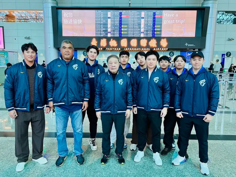 ▲富邦悍將今（18）日11 位成員前往Next Base繼年前安排教練至日本Next Base 見習後，由林華韋領隊、林威助副領隊，帶領首席教練陳連宏 、打擊教練高國輝體能教練劉保賢 、翻譯方均立；以及5位悍將野手王念好、陳真、周佳樂、董子恩、池恩齊，共 11 位人員前往Next Base訓練中心進修。（圖／富邦悍將提供）
