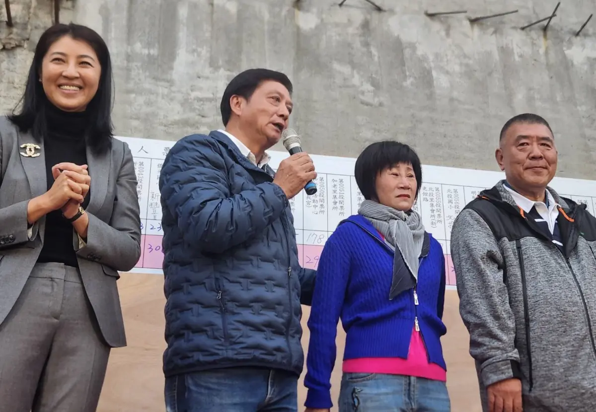 ▲南投縣草屯鎮長補選，國民黨候選人簡賜勝（左二）大贏民進黨候選人蔡銘軒1萬2108票。（圖／簡賜勝競總提供）