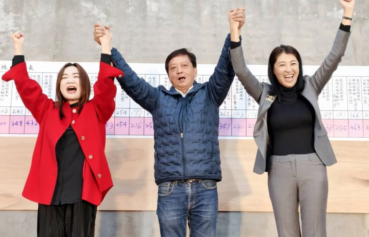 ▲南投縣長許淑華和立委馬文君拉起簡賜勝的手，接受大家歡呼。（圖／簡賜勝競總提供）