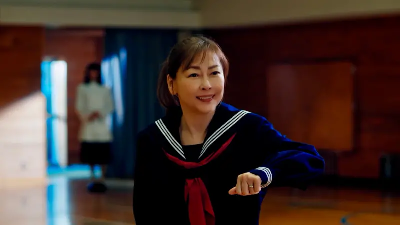 ▲中山美穗現身 《男扮女裝家政婦》第一集，敬業挑戰水手服造型，讓觀眾落淚。（圖／friDay影音）