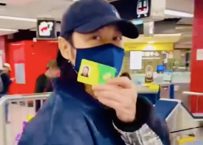 ▲「草蜢」最年長成員蔡一智，滿60歲拿著樂悠卡要以長者優惠票價搭地鐵，想不到放錯感應區域，差點以為沒有作用，後來被網友笑問：「到底是不是香港人？」（圖／摘自IG）