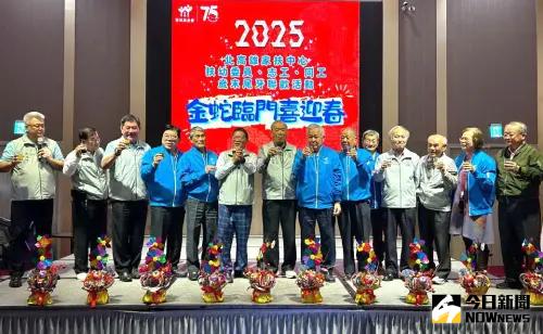 ▲北高雄家扶中心主委林玉生(左6)率家扶委員向與會志工致敬,感謝他們的奉獻。(圖/記者黃守作攝,2025.01.18) ▲北高雄家扶中心主委林玉生(左6)率家扶委員向與會志工致敬,感謝他們的奉獻。(圖/記者黃守作攝,2025.01.18)