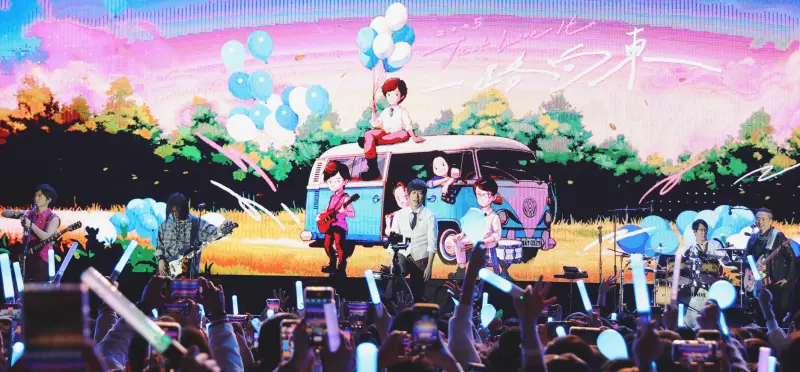 ▲五月天前進花蓮開唱，結果強撞《夜市王》決賽，玉里站現場便辦園遊會，現場有許多在地美食店家擺攤。（圖／相信音樂提供）