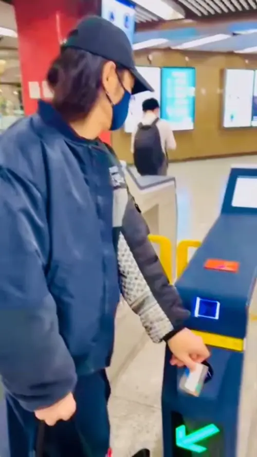 ▲蔡一智20年沒在香港搭地鐵,樂悠卡的感應區放錯位置。(圖/摘自IG) ▲蔡一智20年沒在香港搭地鐵,樂悠卡的感應區放錯位置。(圖/摘自IG)