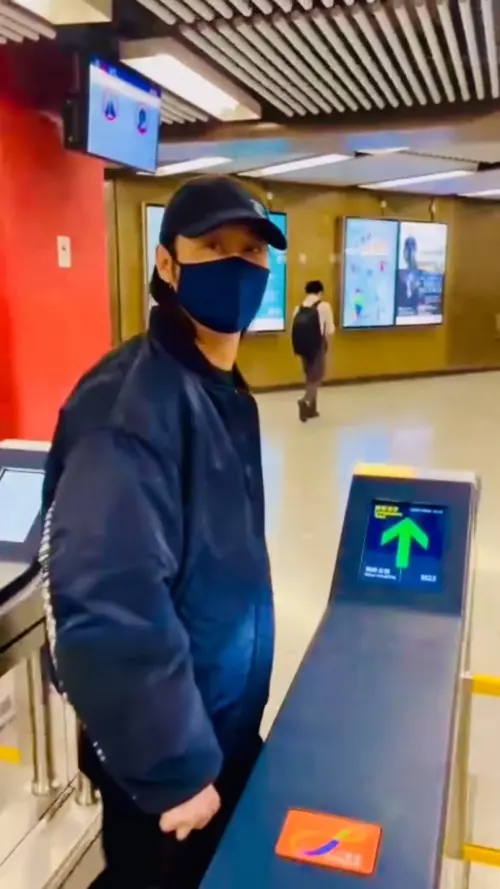 ▲蔡一智後來才找到正確的樂悠卡感應位置,順利通過閘門。(圖/摘自IG) ▲蔡一智後來才找到正確的樂悠卡感應位置,順利通過閘門。(圖/摘自IG)