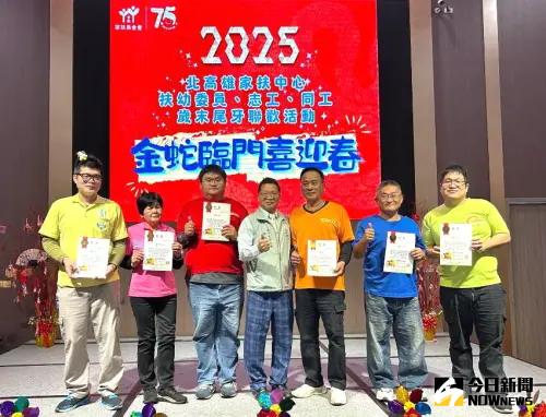 ▲北高雄家扶中心主委林玉生(中)頒獎表揚績優志工。(圖/記者黃守作攝,2025.01.18) ▲北高雄家扶中心主委林玉生(中)頒獎表揚績優志工。(圖/記者黃守作攝,2025.01.18)
