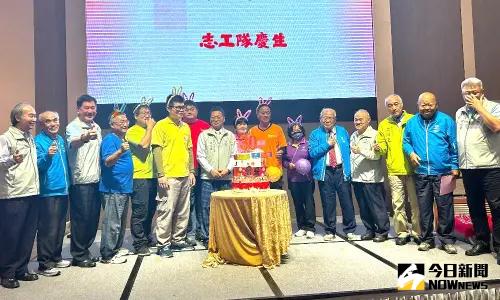 ▲北高雄家扶中心主委林玉生(左7)為北高雄家扶中心各志工隊慶生,期讓志工精神和扶幼工作綿延。(圖/記者黃守作攝,2025.01.18) ▲北高雄家扶中心主委林玉生(左7)為北高雄家扶中心各志工隊慶生,期讓志工精神和扶幼工作綿延。(圖/記者黃守作攝,2025.01.18)