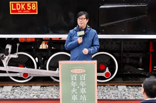 ▲陳其邁出席舊三塊厝驛「百年車站 百年火車」啟航典禮,集結百年車站、百年火車及百年老樹的特色景點,承載歷史歲月、故事、夢想與情感,意義非凡。(圖/高市府提供) ▲陳其邁出席舊三塊厝驛「百年車站 百年火車」啟航典禮,集結百年車站、百年火車及百年老樹的特色景點,承載歷史歲月、故事、夢想與情感,意義非凡。(圖/高市府提供)
