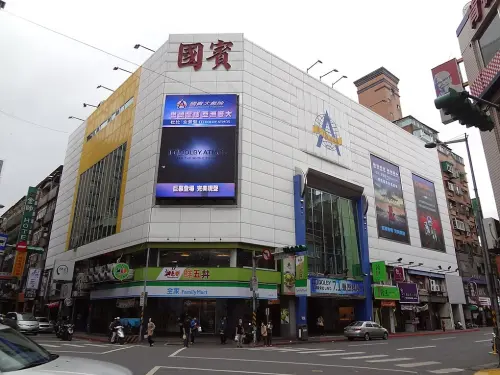 ▲類似西門町國賓大戲院這種獨棟大戲院的規格，已經有很多年沒在台灣出現，其實整棟建築內部也曾有空間開設餐廳、歌廳等，也是走複合式娛樂的規劃。（圖／摘自wikiwand）