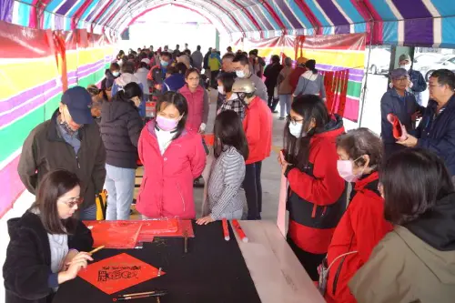 ▲中油公司石化事業部舉辦迎新贈春聯活動,地方鄉親排隊等候索取春聯。(圖/中油石化事業部提供) ▲中油公司石化事業部舉辦迎新贈春聯活動,地方鄉親排隊等候索取春聯。(圖/中油石化事業部提供)