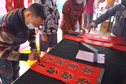 ▲中油公司石化事業部舉辦迎新贈春聯活動,書法家揮毫春聯的情形。(圖/中油石化事業部提供) ▲中油公司石化事業部舉辦迎新贈春聯活動,書法家揮毫春聯的情形。(圖/中油石化事業部提供)