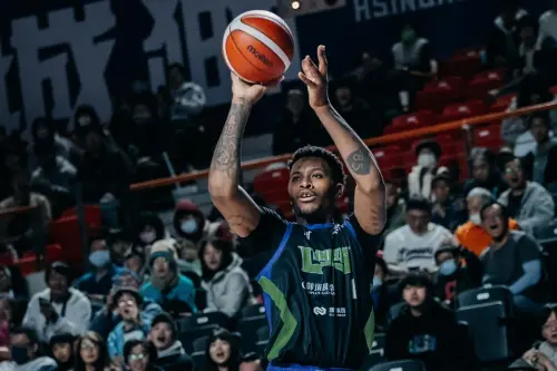 攻城獅新洋將努利初登場就砍下41分突破TPBL聯盟得分紀錄。終場攻城獅以117:105擊退臺北台新戰神,終結近期的5連敗。 ▲攻城獅新洋將努利初登場就砍下41分突破TPBL聯盟得分紀錄。終場攻城獅以117:105擊退臺北台新戰神,終結近期的5連敗。(圖/攻城獅提供)