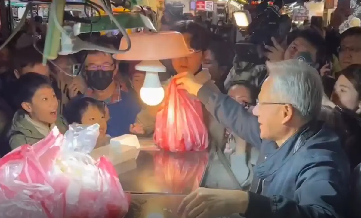 ▲黃仁勳除了買水果之外，也發了紅包給水果攤阿姨，更把自己買到的水果送給小朋友，讓小朋友忍不住驚呼。（圖／民眾提供）