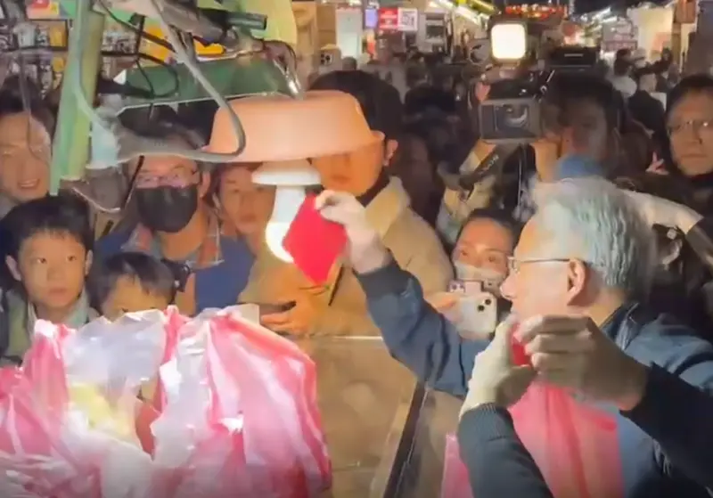 ▲黃仁勳除了買水果之外，也發了紅包給水果攤阿姨。（圖／民眾提供）