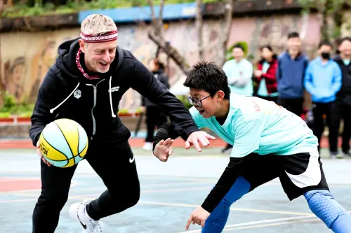 籃球／小學體總攜中華男籃教練團關懷偏鄉　烏來德拉楠小學迎暖流
