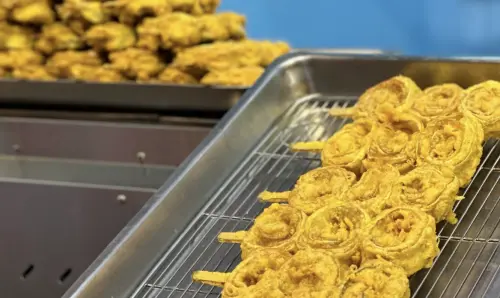 ▲東大門夜市推出的無刺白帶魚捲非常熱門，更在6小時內狂賺29萬元業績。（圖／翻攝自Google評論）