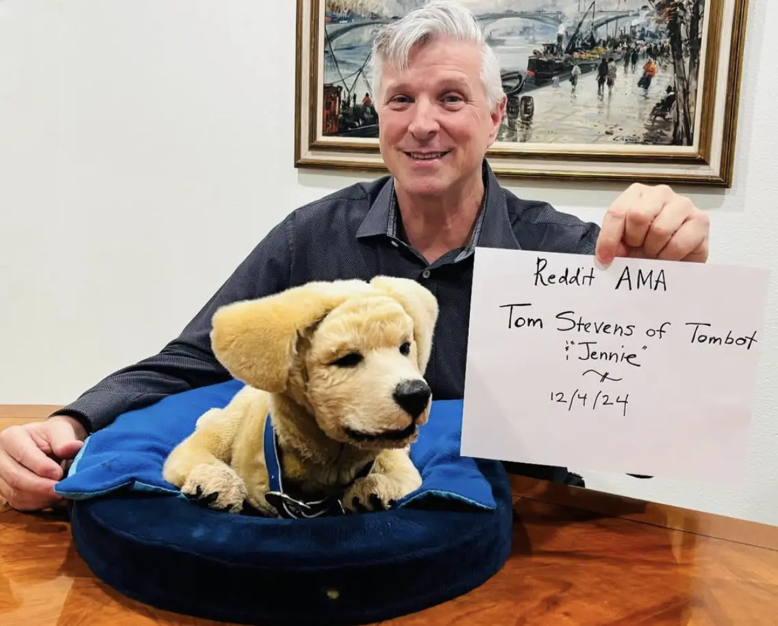 ▲Tombot的執行長Tom Stevens根據自己的親身經歷打造機器犬「Jennie」。（圖／擷取自Tombot官方IG）