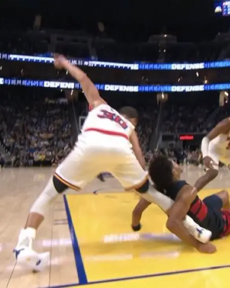 ▲Stephen Curry在這場比賽末節的一個回合中，被倒地的Jordan Poole壓到左腳踝，隨後一拐一拐地走下場，並提前返回更衣室治療，此役沒有再出賽。（圖／翻攝自YouTube）
