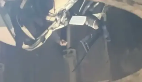 ▲貨車頭幾乎全毀，整輛車翻覆橋上，車頭還懸掛在空中，駕駛盧男則卡在車頭中，一隻手還露了出來。（圖／記者爆料網）