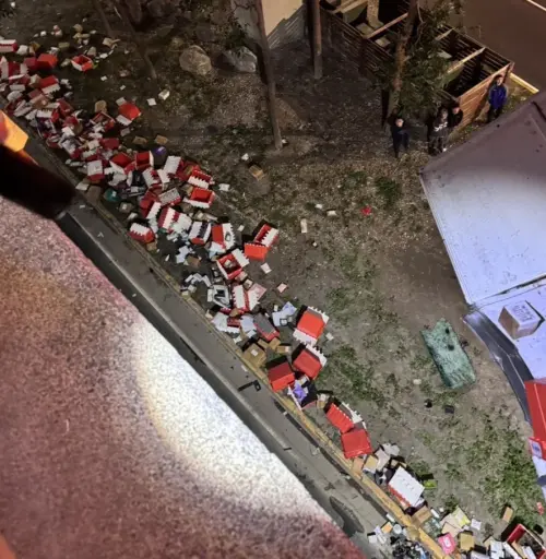 ▲蝦皮物流車自撞後，貨物除了掉在國道上，還有一堆掉到橋下。（圖／國道公路局）