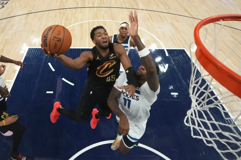 ▲Donovan Mitchell率克里夫蘭騎士克服11分落後，聯手Darius Garland合砍65分，以124：117擊敗明尼蘇達灰狼，鞏固全聯盟第一寶座。（圖／美聯社／達志影像）