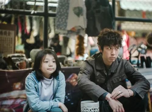 ▲柯震東（右）在《我未許願先吹蠟燭》和小女孩有很多對手戲，又要以粵語演出，是演技上一大挑戰。（圖／力揚電影提供）