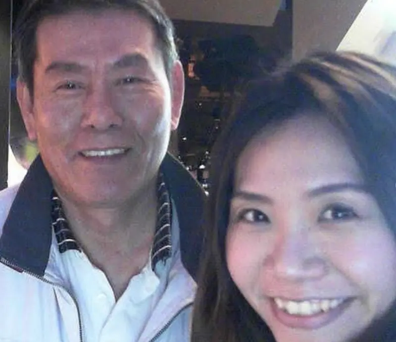 ▲華航董事長謝世謙（左）和旺福樂團的貝斯手推機（謝謹如）是父女，在他去世後才廣為公開。推機找到父親遺物中有自己過去的成績單，也加碼透露和金馬影后謝盈萱是同學。（圖／摘自IG）