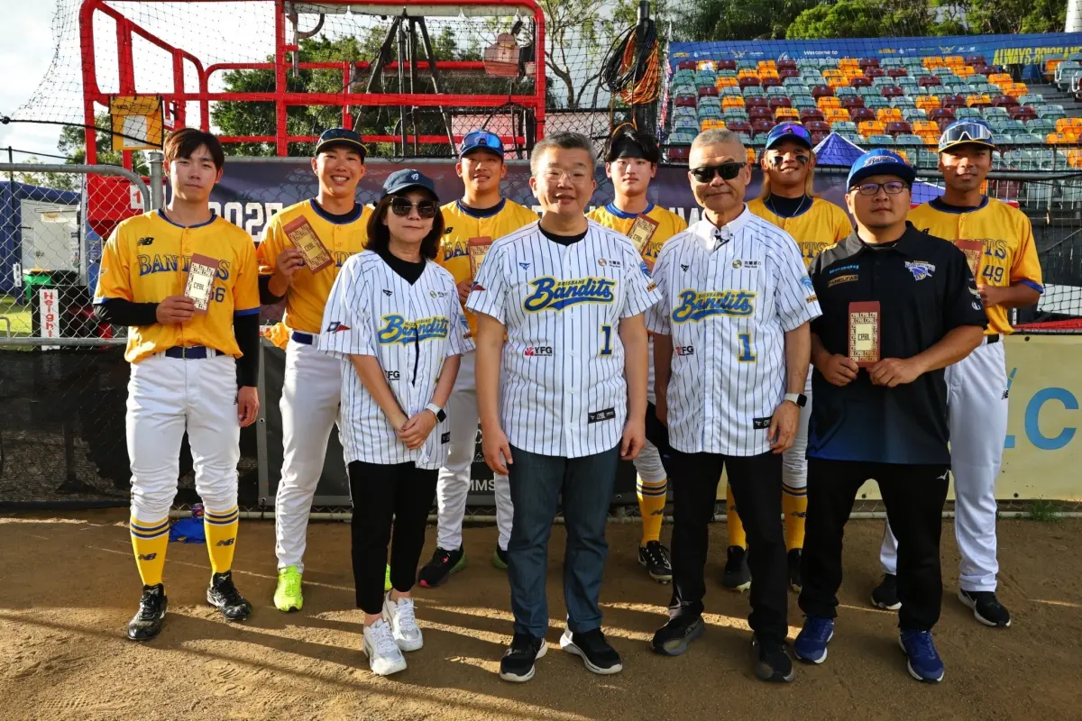 ▲中職會長蔡其昌（中）、秘書長楊清瓏（右）、富邦育樂總經理陳昭如（左）前往布里斯本參加「台灣日」。（圖／中華職棒提供）