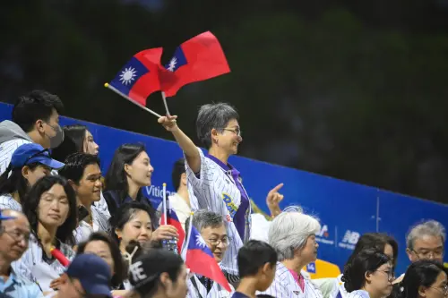 ▲澳職布里斯本「台灣日」，湧入破千名球迷，現場台灣球迷高舉國旗。（圖／中華職棒提供）