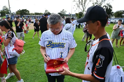 ▲中職會長蔡其昌（左）在澳職布里斯本「台灣日」發送春聯。（圖／中華職棒提供）