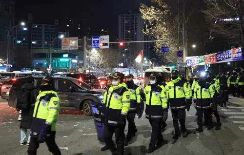 ▲韓國總統尹錫悅週日(19)遭裁定羈押。(圖/美聯社/達志影像) ▲韓國總統尹錫悅週日(19)遭裁定羈押。(圖/美聯社/達志影像)