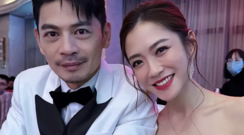 ▲楊千霈（右）離婚後搭檔阿Ken（左）合作主持尾牙，狀態及心情看上去無異樣，今（19）日稍早《NOWnews今日新聞》記者也特地詢問阿Ken關心楊千霈的狀況，其透過經紀人1句話回覆：「我們這邊不做任何回應，謝謝。」流露出無奈心境。（圖／翻攝自楊千霈臉書）