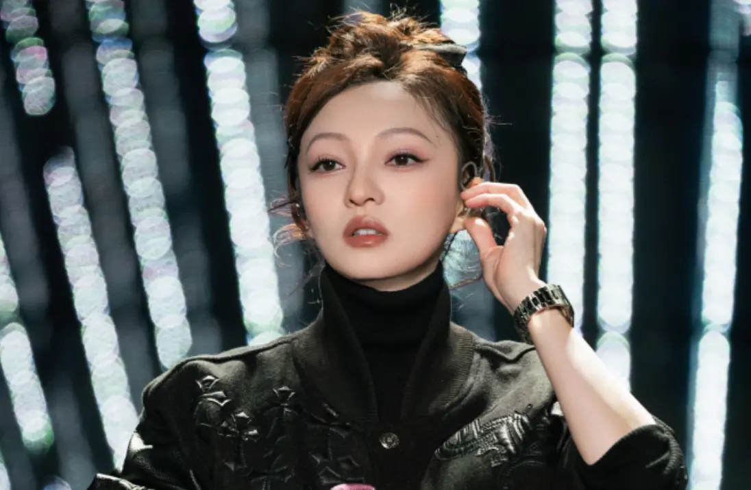 ▲張韶涵（如圖）先前曾被媽媽騙光上億存款、抹黑吸毒，她事後上節目揭露「母女撕破臉」內幕，直言：「我其實是很恨的。」（圖／王牌對王牌微博）