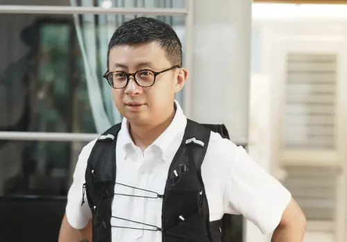 ▲「呱吉」邱威傑挺公視，諷刺支持刪預算的「館長」陳之漢和陳沂兩個人無知、沒文化，還稱陳沂可以不需要健保，因為腦子有病也不去看醫生。（圖／摘自FB）